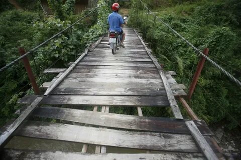 Mặt sưng vù sau khi lau bằng khăn giấy ở nhà hàng